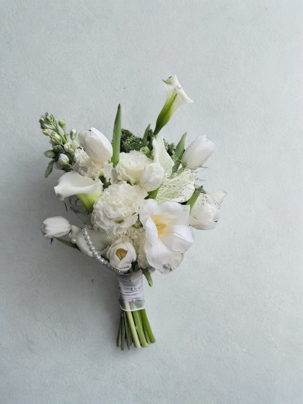 011 - Bó hoa cưới Tulip & Hoa phăng tone trắng
