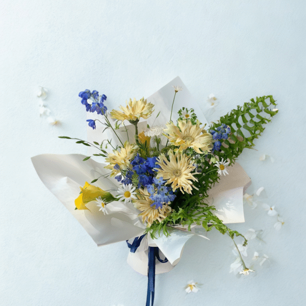 B008- Bó hoa Delphinium & Đồng Tiền Xoăn