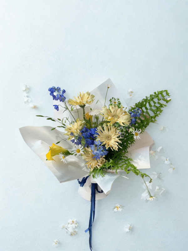 B008- Bó hoa Delphinium & Đồng Tiền Xoăn