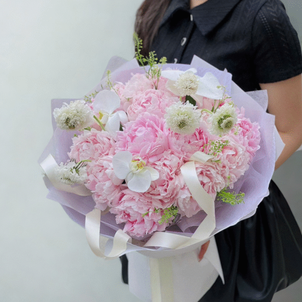 B016 - Bó Hoa Mẫu Đơn – Lan Trắng – Scabiosa
