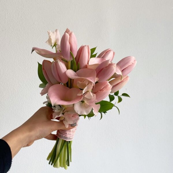 024- Bó hoa cưới Tulip & Calla Lilly hồng pastel