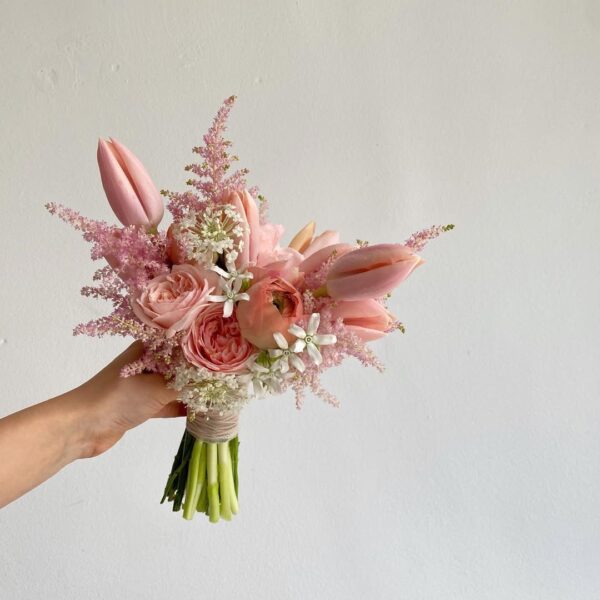 022- Bó hoa cưới Tulip & hoa hồng pastel