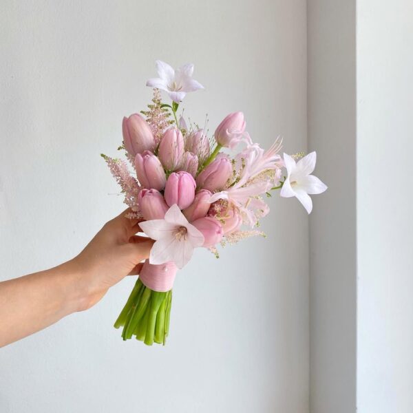 023- Bó hoa cưới Tulip hồng & hoa Chuông trắng