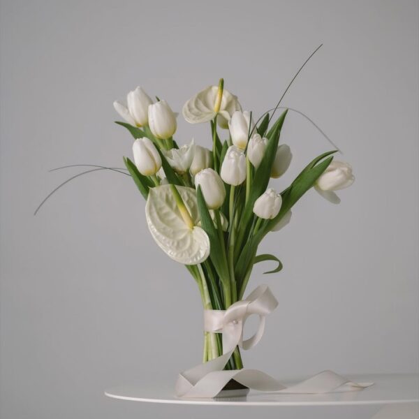 037 - Bó hoa cưới Tulip & hồng môn tone trắng