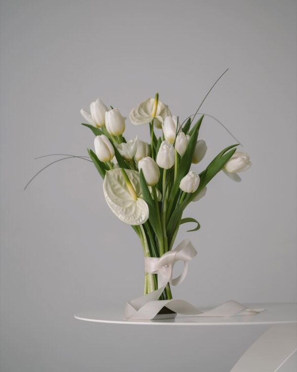 037 - Bó hoa cưới Tulip & hồng môn tone trắng