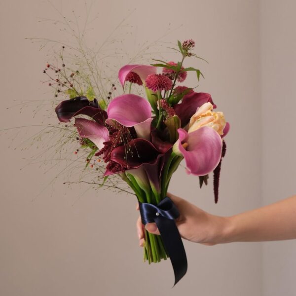 038 - Bó hoa cưới Calla Lilly & cúc mẫu đơn tone hồng tím