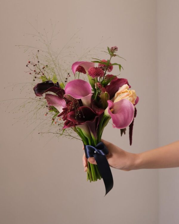 038 - Bó hoa cưới Calla Lilly & cúc mẫu đơn tone hồng tím