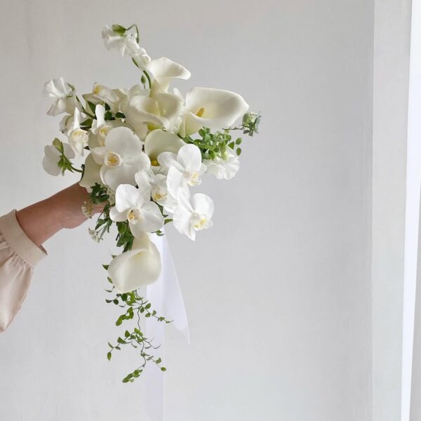 039 - Bó hoa cưới Lan Hồ Điệp và Calla Lilly trắng