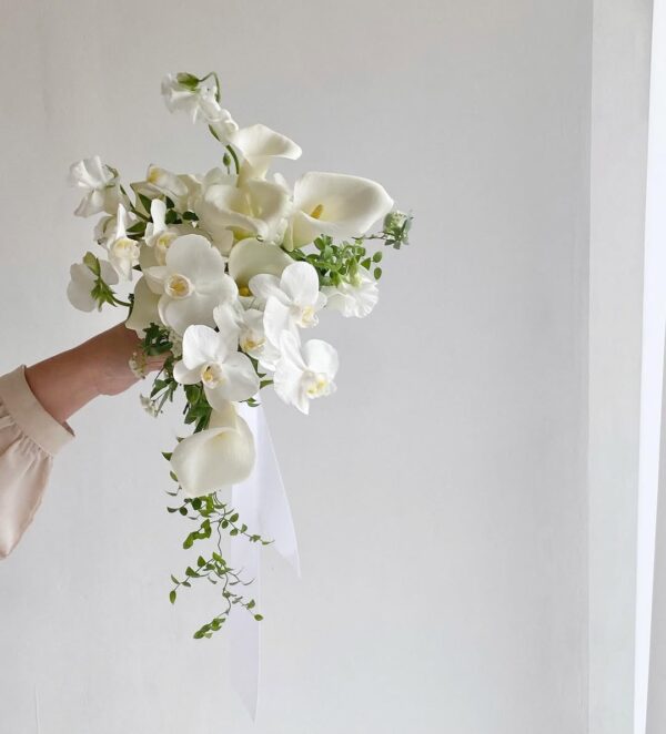 039 - Bó hoa cưới Lan Hồ Điệp và Calla Lilly trắng