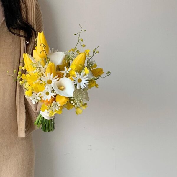 040 - Bó hoa cưới Tulip và Calla Lilly tone trắng vàng