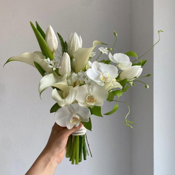 060 - Bó hoa cưới Lan Hồ điệp và Calla Lilly tone trắng