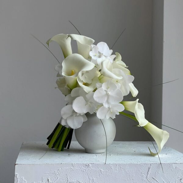 025 - Bó hoa cưới Calla Lilly & Lan hồ điệp trắng