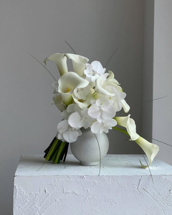 025 - Bó hoa cưới Calla Lilly & Lan hồ điệp trắng