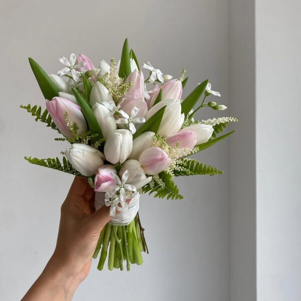 057 - Bó hoa cưới Tulip tone hồng trắng