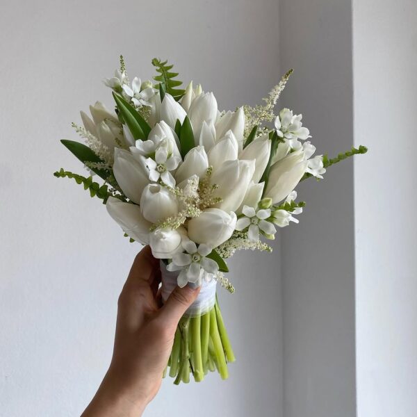 059 - Bó hoa cưới Tulip tone trắng