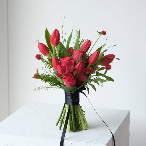 058 - Bó hoa cưới Tulip & Hoa hồng tone đỏ