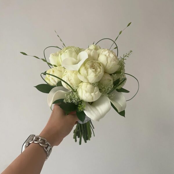 045 - Bó hoa cưới Peony & Calla Lilly tone trắng